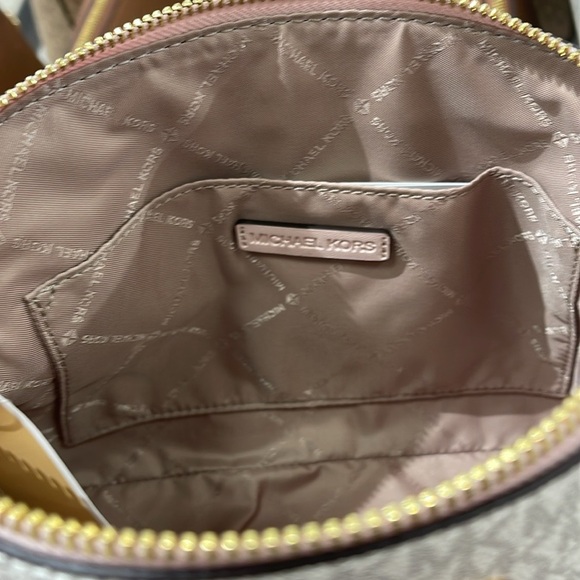 Michael Kors Jet Set Travel Md Color-Block Signature Logo Crossbody
Powder Blush - Picture 13 of 16